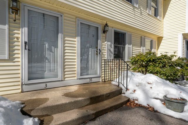 35 Albury Stone Circle, Nashua, NH 03063