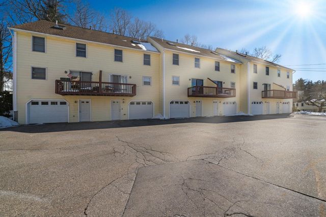 35 Albury Stone Circle, Nashua, NH 03063