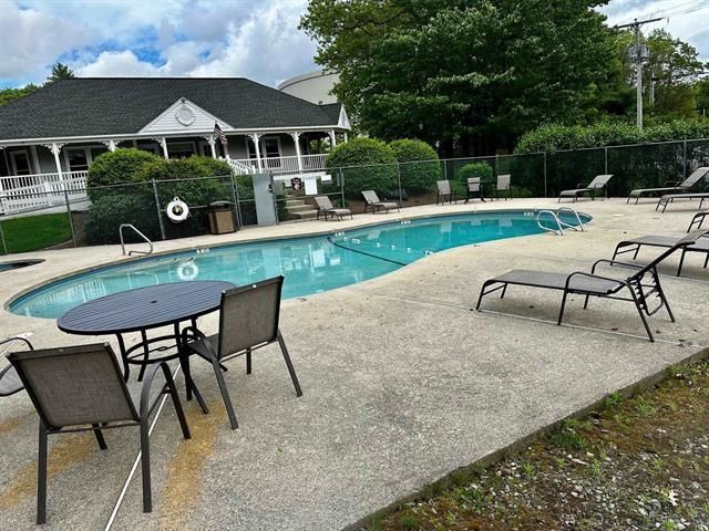 35 Albury Stone Circle, Nashua, NH 03063