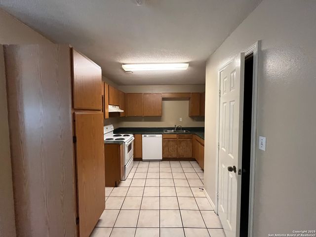 5619 Lakebend West Dr # B, San Antonio, TX 78244
