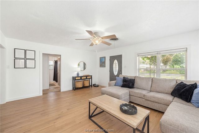 205 Hampshire Drive, Brenham, TX 77833