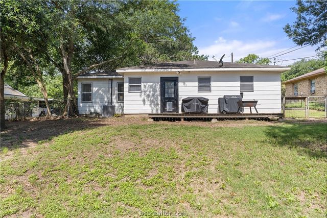 205 Hampshire Drive, Brenham, TX 77833