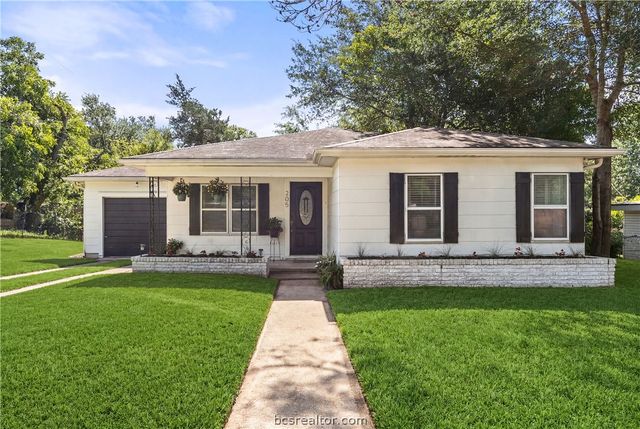 205 Hampshire Drive, Brenham, TX 77833