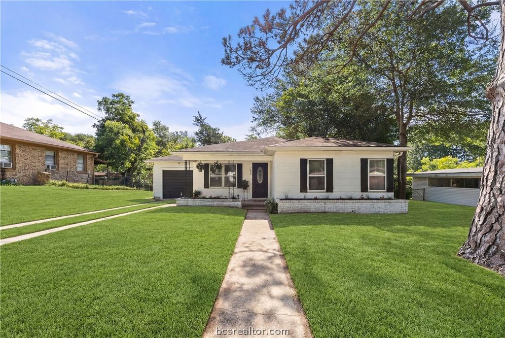 205 Hampshire Drive, Brenham, TX 77833