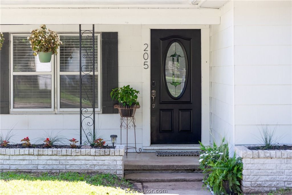 205 Hampshire Drive, Brenham, TX 77833 — photo 2