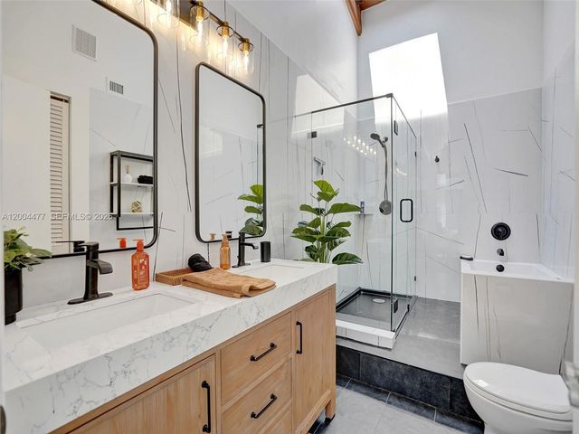 2667 S Parkview Dr, Hallandale Beach, FL 33009