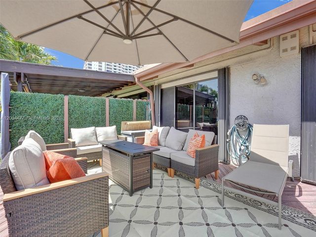 2667 S Parkview Dr, Hallandale Beach, FL 33009