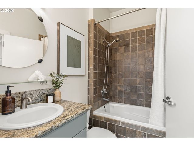 1371 Ne ORENCO STATION Pkwy 13, Hillsboro, OR 97124