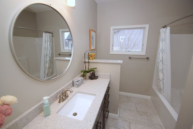 5525 WILLMEYER Drive, Bettendorf, IA 52722