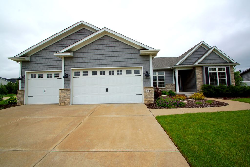5525 WILLMEYER Drive, Bettendorf, IA 52722