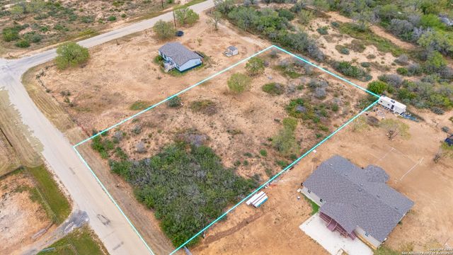 138 County Road 2665, Devine, TX 78016