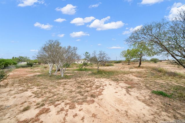 138 County Road 2665, Devine, TX 78016