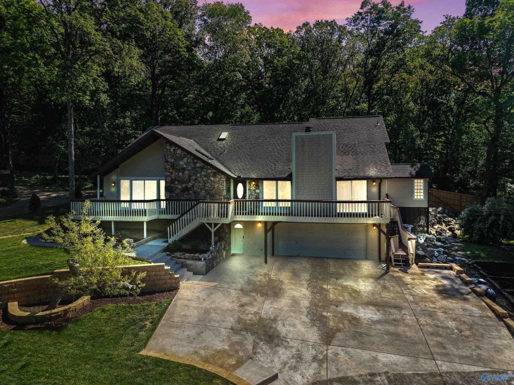 7705 Oakridge Drive SE, Huntsville, AL 35802