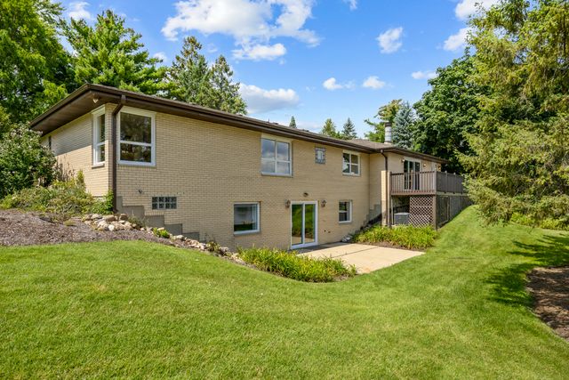 2720 N Bayview Lane, Mchenry, IL 60051