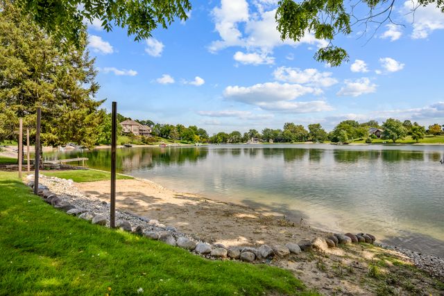 2720 N Bayview Lane, Mchenry, IL 60051