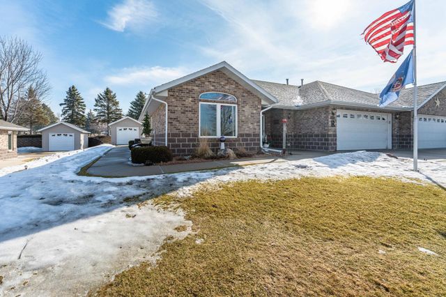 1952 Oakwood View, Fergus Falls, MN 56537