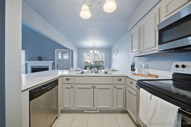 9003 E 60th Place 9003, Tulsa, OK 74145