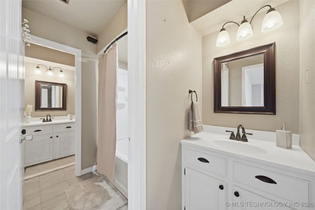 9003 E 60th Place 9003, Tulsa, OK 74145