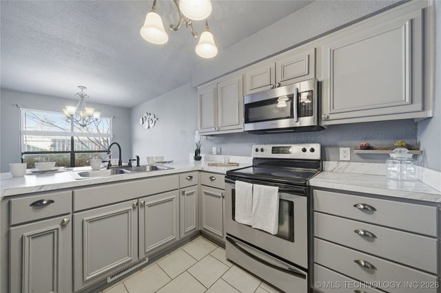 9003 E 60th Place 9003, Tulsa, OK 74145