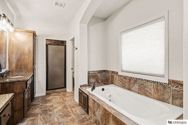 19615 Brookside Lane, Gretna, NE 68028