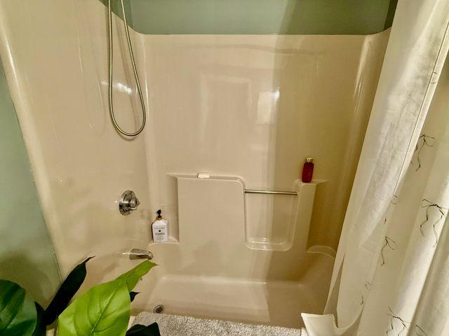 185 Eastern Ave Apt 202, Manchester, NH 03104