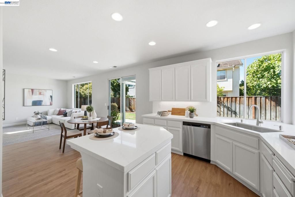 Image 10 of property listing at 37341 Chinaberry Cmn, Fremont, CA 94536