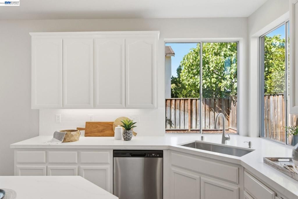 Image 11 of property listing at 37341 Chinaberry Cmn, Fremont, CA 94536