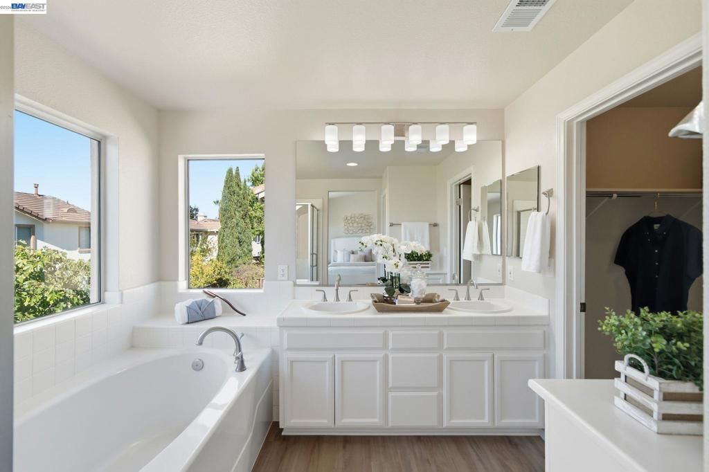 Image 21 of property listing at 37341 Chinaberry Cmn, Fremont, CA 94536
