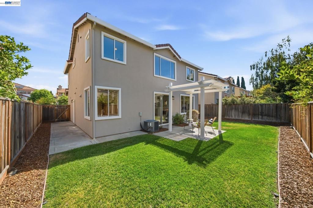 Image 27 of property listing at 37341 Chinaberry Cmn, Fremont, CA 94536