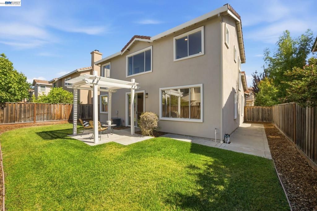 Image 30 of property listing at 37341 Chinaberry Cmn, Fremont, CA 94536