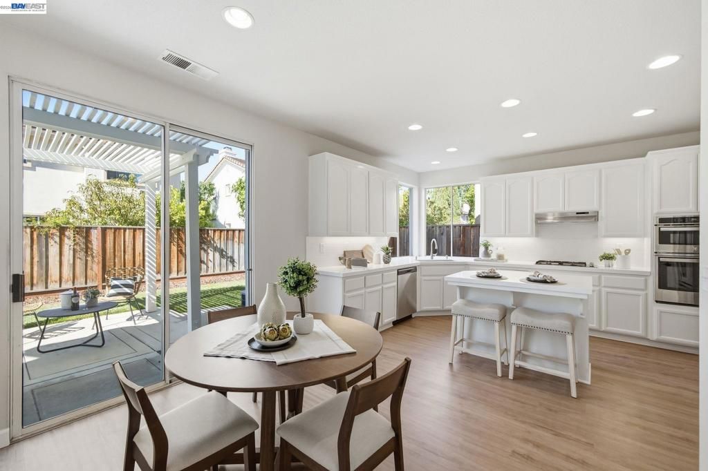 Image 8 of property listing at 37341 Chinaberry Cmn, Fremont, CA 94536