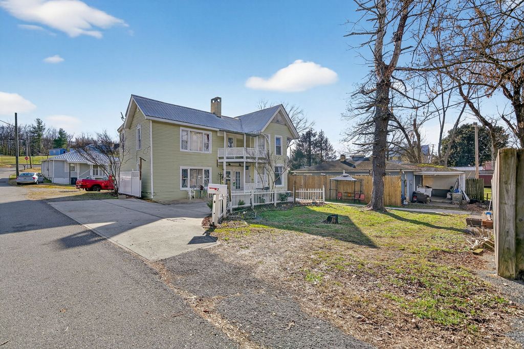 7 Marshall St, E, Sparta, TN 38583