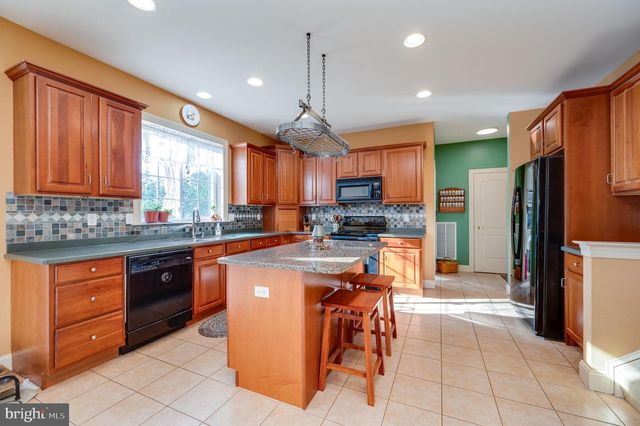 33 SWEETWATER LN, Wernersville, PA 19565