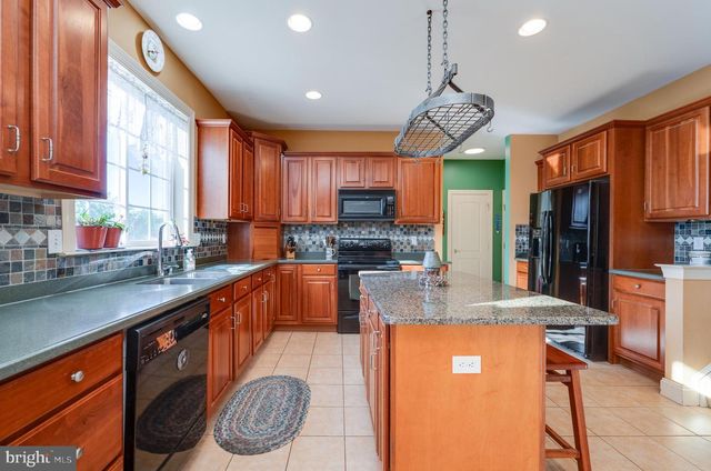 33 SWEETWATER LN, Wernersville, PA 19565