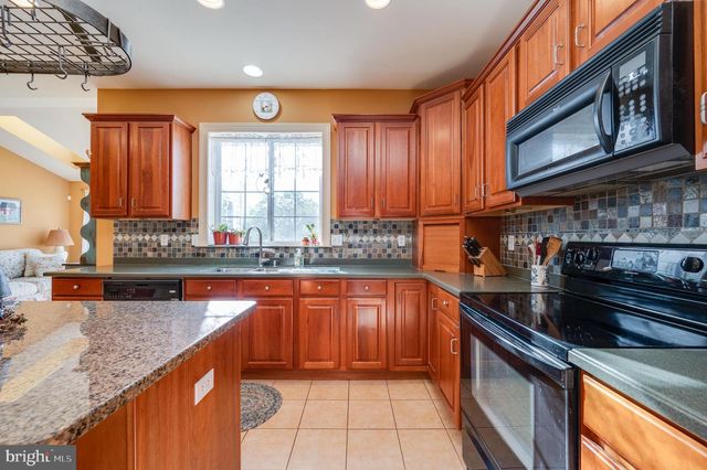 33 SWEETWATER LN, Wernersville, PA 19565
