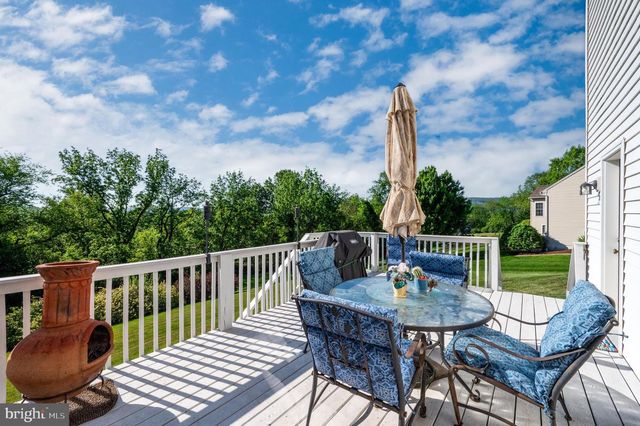 33 SWEETWATER LN, Wernersville, PA 19565