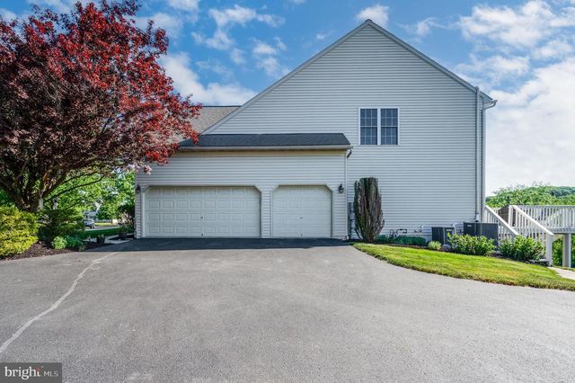 33 SWEETWATER LN, Wernersville, PA 19565