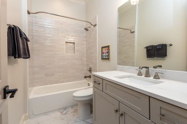 2474 ALLELON CIR E, Germantown, TN 38138