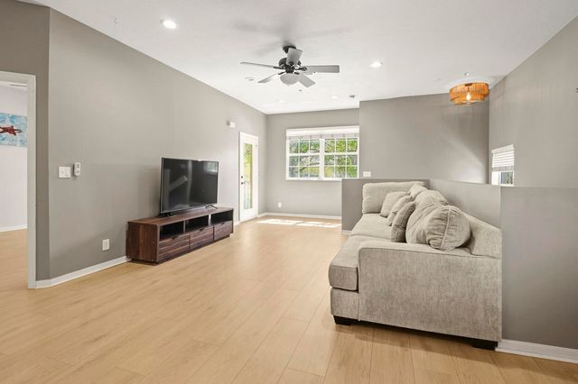 110 Lighthouse Circle H, Tequesta, FL 33469