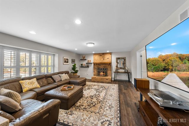 10 Gillian Drive, South Brunswick, NJ 08824