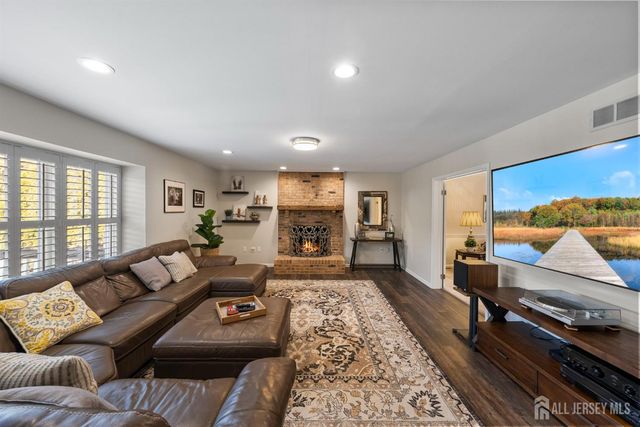 10 Gillian Drive, South Brunswick, NJ 08824