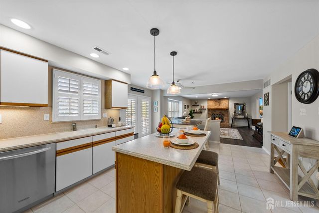 10 Gillian Drive, South Brunswick, NJ 08824