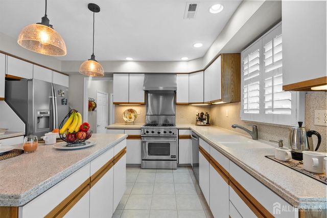 10 Gillian Drive, South Brunswick, NJ 08824