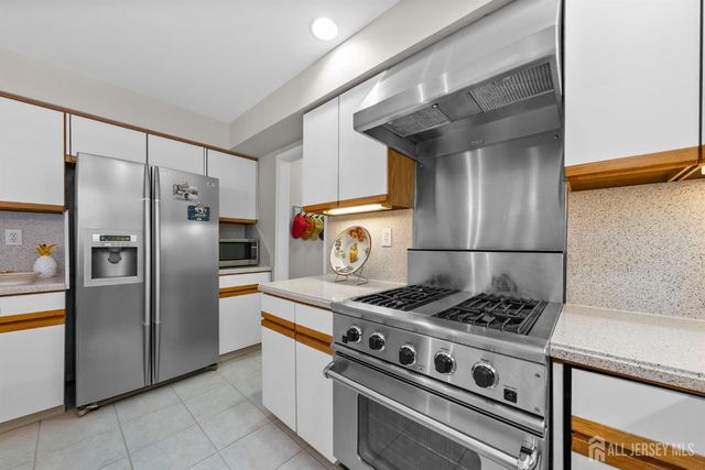 10 Gillian Drive, South Brunswick, NJ 08824