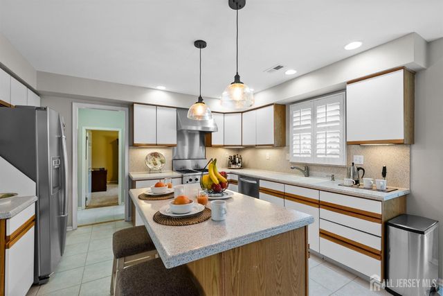 10 Gillian Drive, South Brunswick, NJ 08824