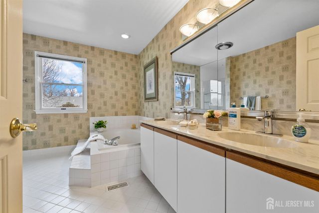 10 Gillian Drive, South Brunswick, NJ 08824