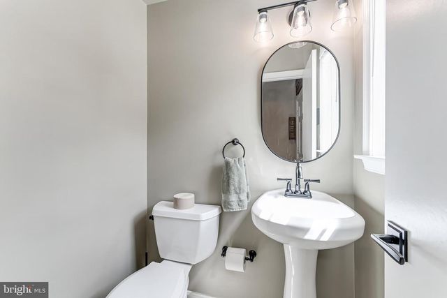 213 COMMONS DR NW, Vienna, VA 22180