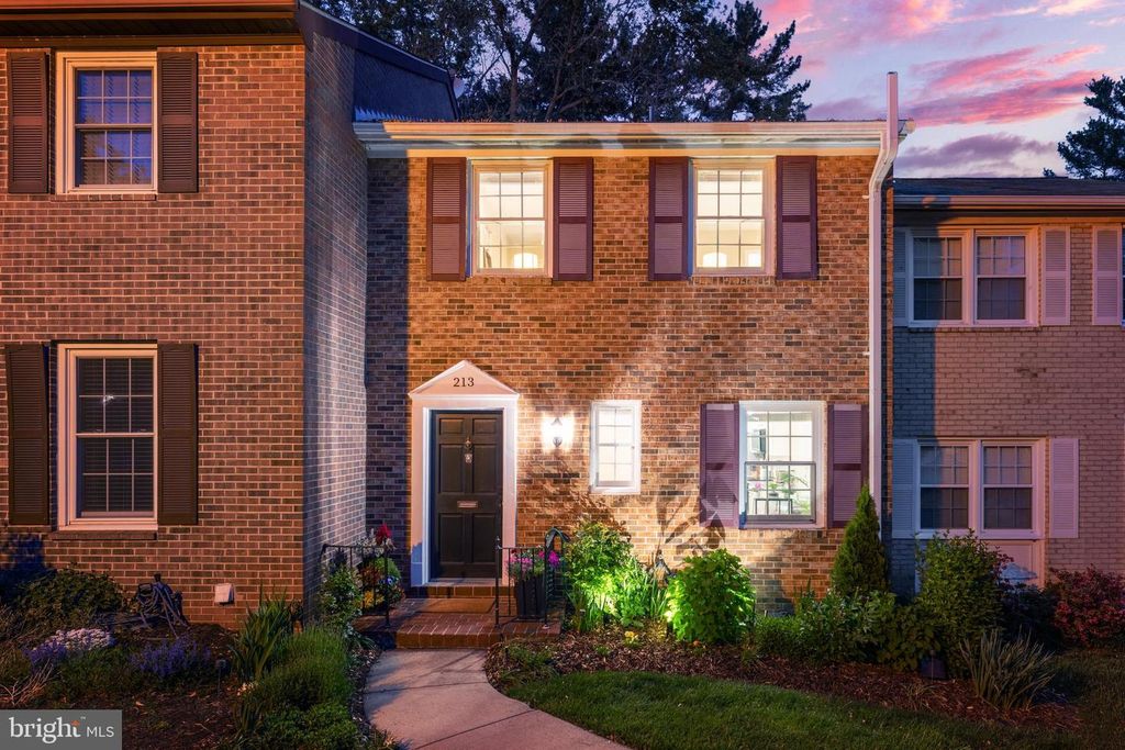 213 COMMONS DR NW, Vienna, VA 22180