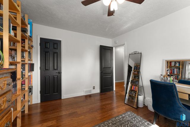 3104 S Elmwood Ave Avenue, Sioux Falls, SD 57105