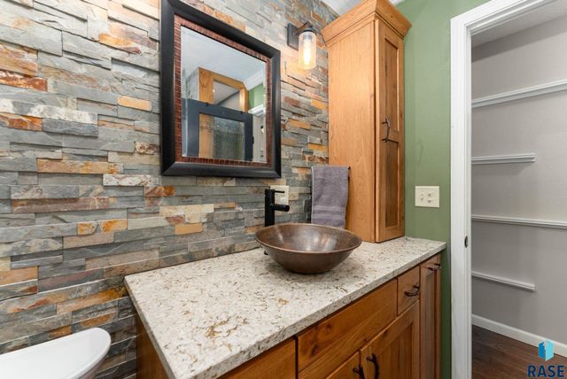 3104 S Elmwood Ave Avenue, Sioux Falls, SD 57105